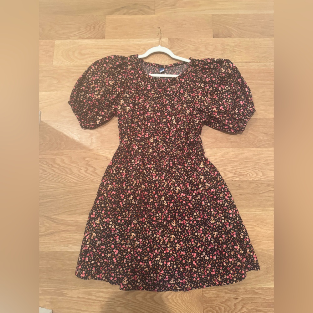 Old navy floral dress, puff sleeve, small cutout on lower back area